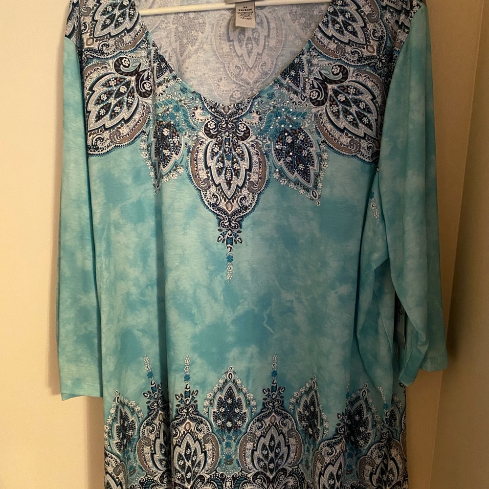 Beautiful dress top to wear with white shorts while you’re at the beach